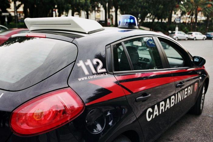 Donna morta in casa tra i rifiuti, 2 figli indagati