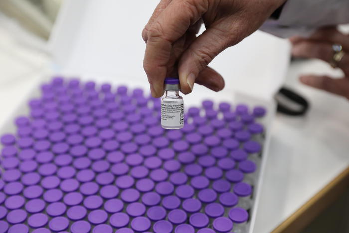 Ema, efficacia vaccino da approfondire su donne incinte