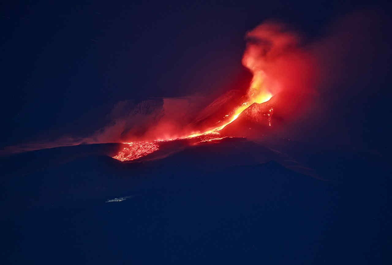 Istantanea dell'eruzione dal vulcano Etna innevato
