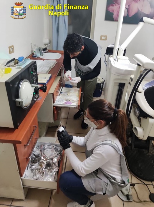 Falso dentista ed evasore totale scoperto dalla GdF a Napoli