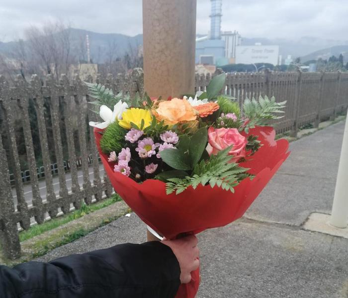 Fiori da soccorritori su luogo tragedia