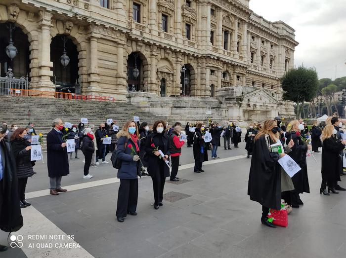 Flash mob toghe onorarie a Roma, basta caporalato di Stato