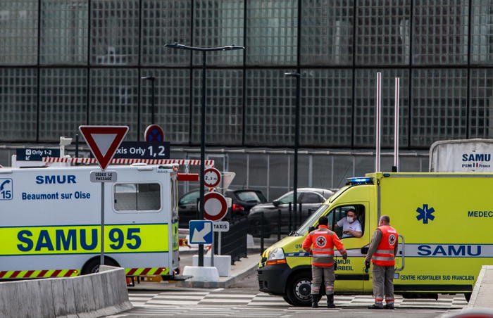 Francia:militare fermato con cocaina si suicida in aeroporto