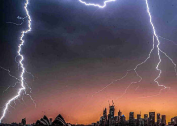 Fulmine si schianta su un campanile, che va a fuoco. Video