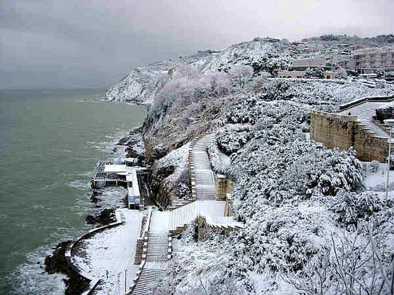La neve sul mare nella Riviera del Conero