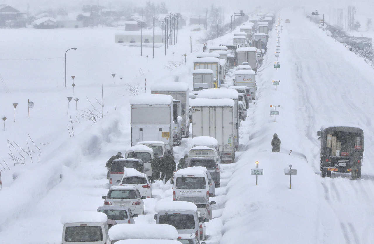 Gelo siberiano e tempeste di neve in atto in Giappone