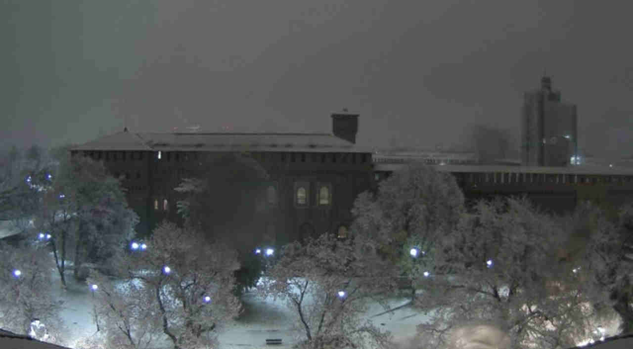 Veduta notturna del Castello Sforzesco nel dicembre 2012