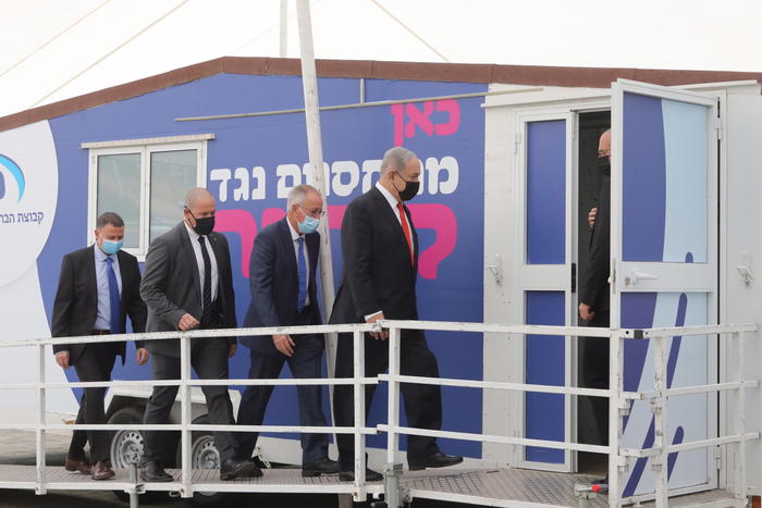 Israele: Netanyahu si vaccina in diretta tv
