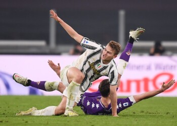 Juve, guaio per De Ligt con la Fiorentina: esce dolorante prima della fine