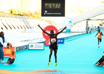 Kandie è da record mondiale sui 21km. Valencia è strabiliante
