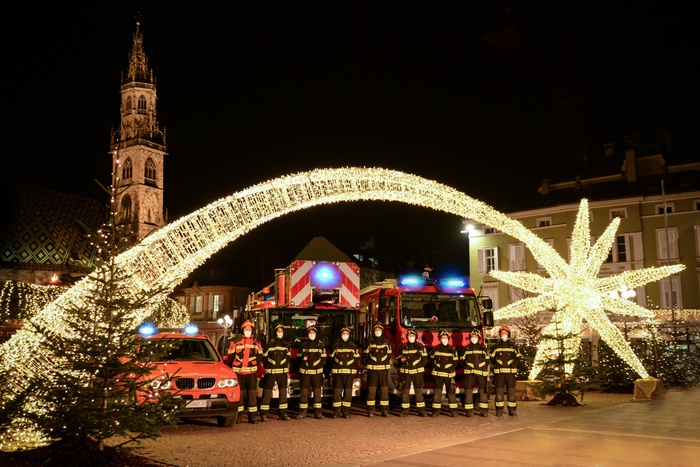 L’albero di Natale va in fiamme, video dei vigili del fuoco
