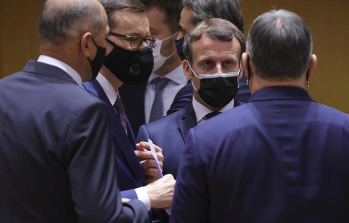 Macron lascia l’Eliseo, in isolamento a Versailles