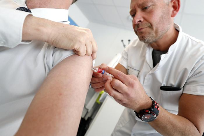 Macron, vaccini anti Covid per tutti tra aprile e giugno