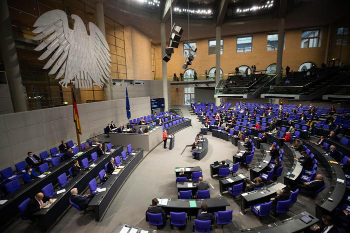 Merkel al Bundestag, su obiettivi clima Ue sotto pressione