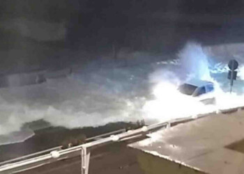 Napoli, devastante mareggiata. Le onde travolgono le auto, video