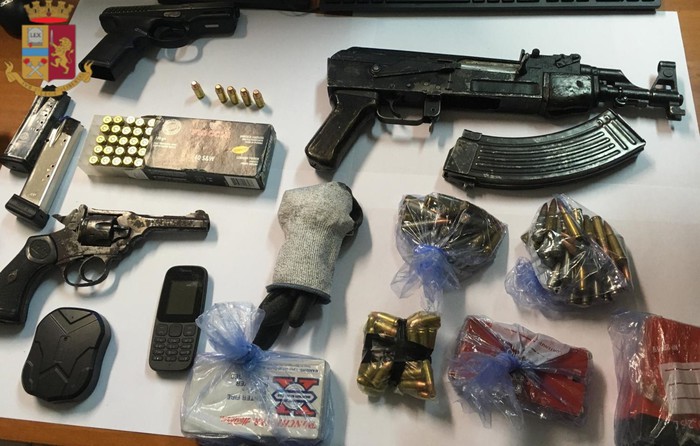 Nasconde kalashnikov e pistole in refrigeratore, arrestato