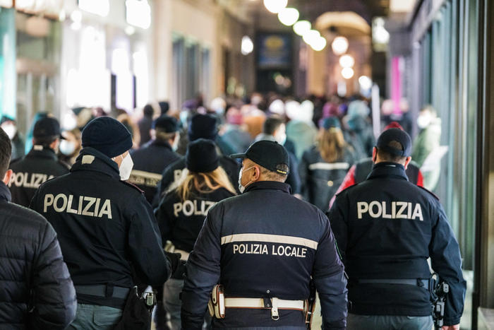 Natale, Viminale: per spostarsi servirà l’autodichiarazione. Controlli sulle principali arterie