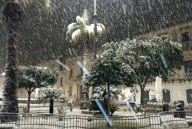 Avola sotto la straordinaria nevicata, foto da youreporter.it