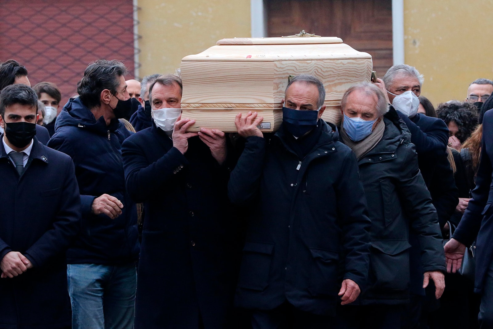 Funerali Paolo Rossi, feretro portato a spalla dai compagni dell'82