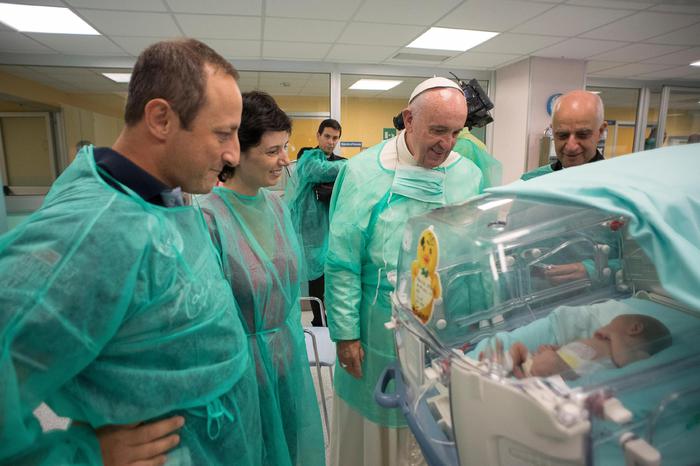 Papa: vicino a medici e infermieri, grazie per tenerezza