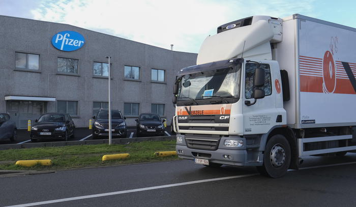 Partiti da sede Pfizer in Belgio i tir con vaccini