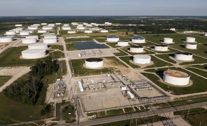 Petrolio: prezzo resta in calo a 44,25 dollari