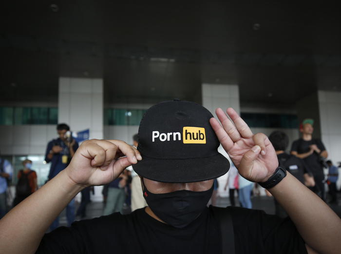 PornHub, nuove regole dopo report del Nyt su pedopornografia
