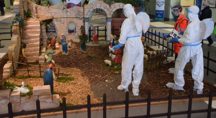 Presepe in Ospedale Forlì,sanitari rappresentati come angeli