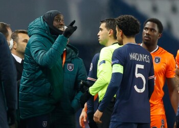Psg-Basaksehir nel caos, frase razzista del quarto uomo e squadre negli spogliatoi