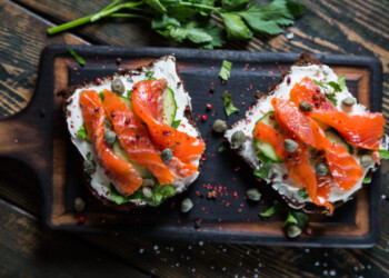 Salmone affumicato: scozzese o norvegese? Allevato o selvaggio? Tutti segreti di un prodotto sempre più amato