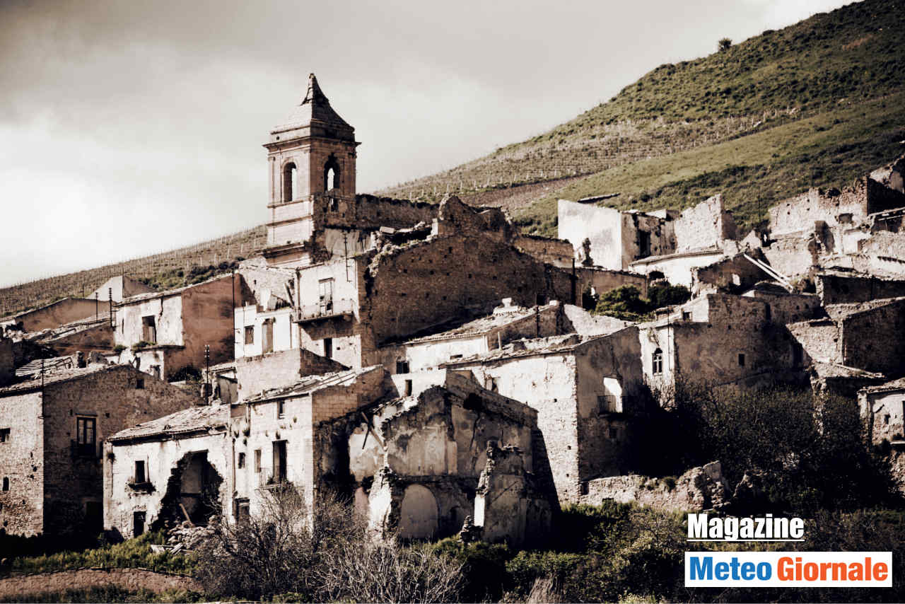 Abitazioni abbandonate dopo terremoti storici in Sicilia.