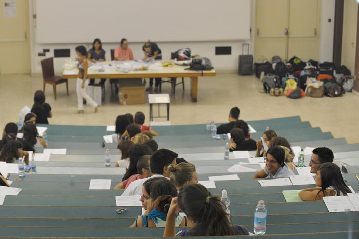 Soldi per esame ‘facile’ ma studente denuncia, sospeso prof
