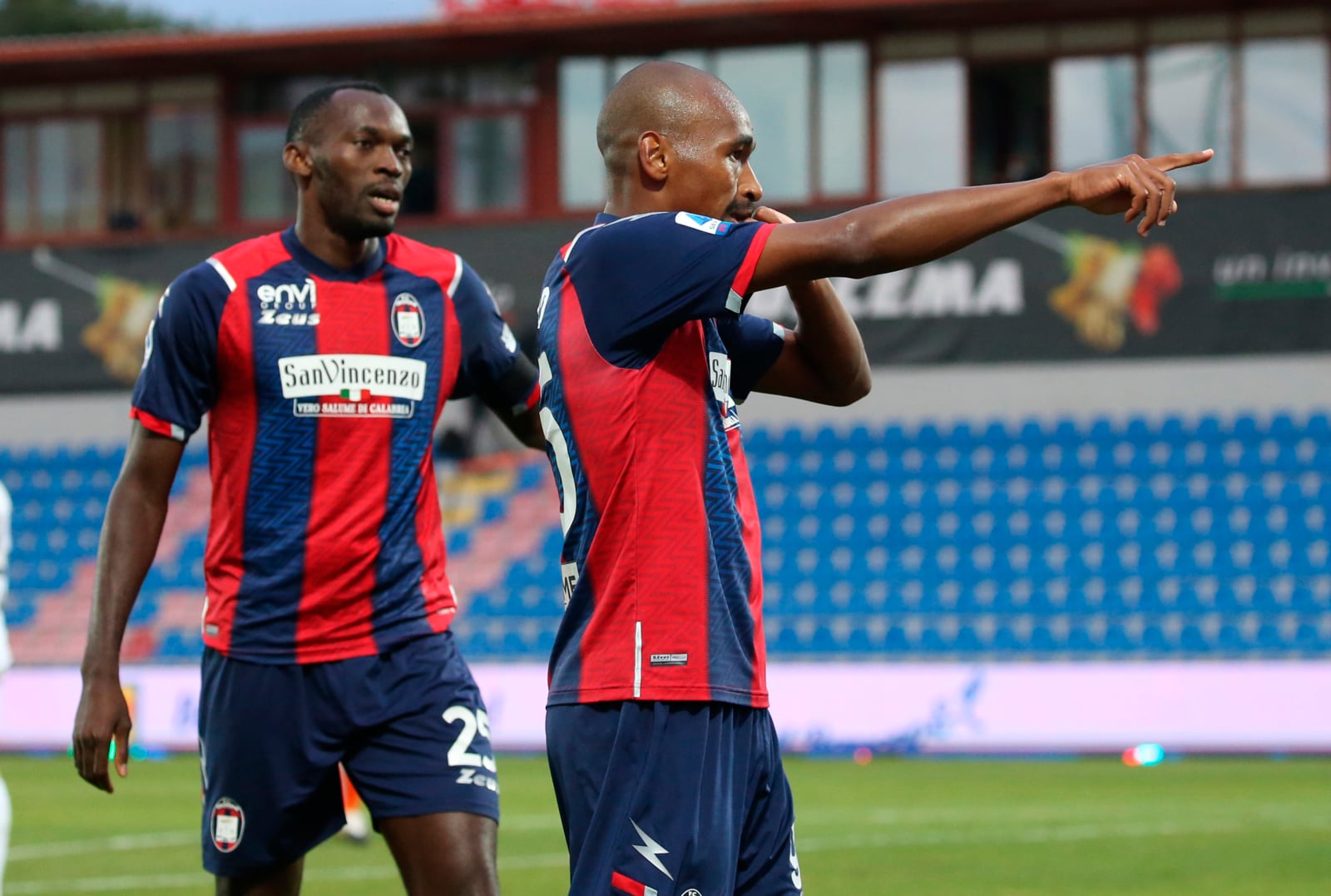 Crotone, prima vittoria! Doppietta di Messias e Spezia ko