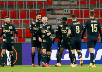 Stop agli abbracci e obbligo di mascherina: il contrasto al Covid del calcio belga