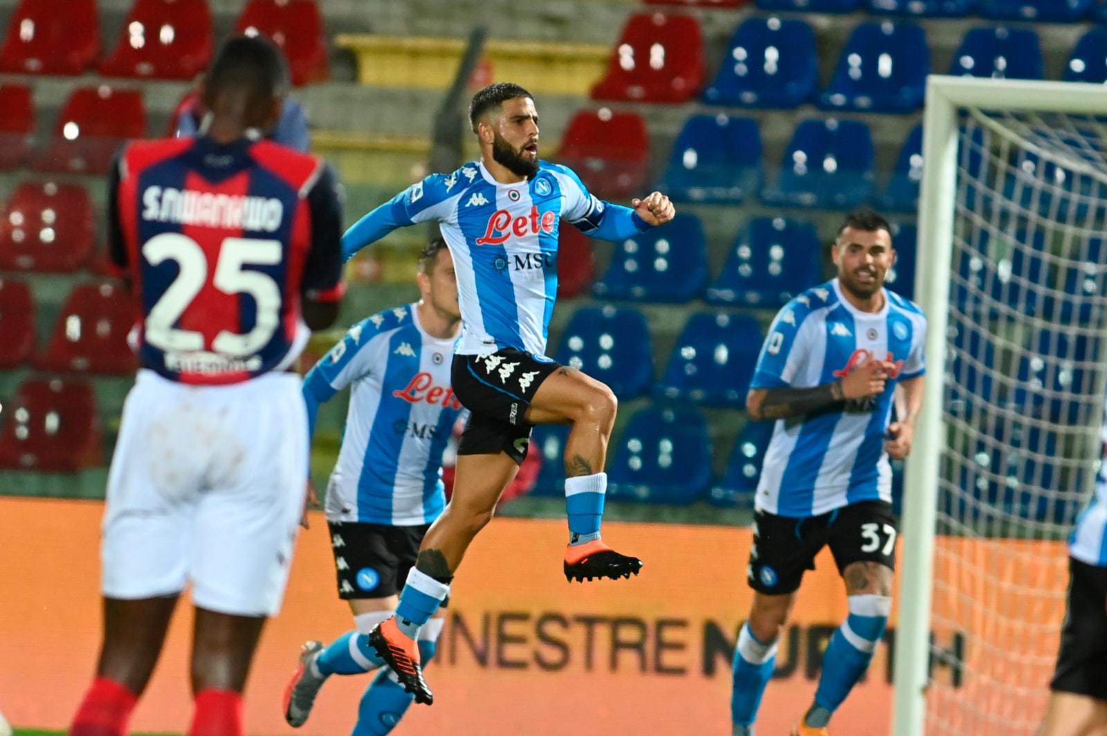 Insigne trascina il Napoli: gol e assist per Lozano. Poker al Crotone