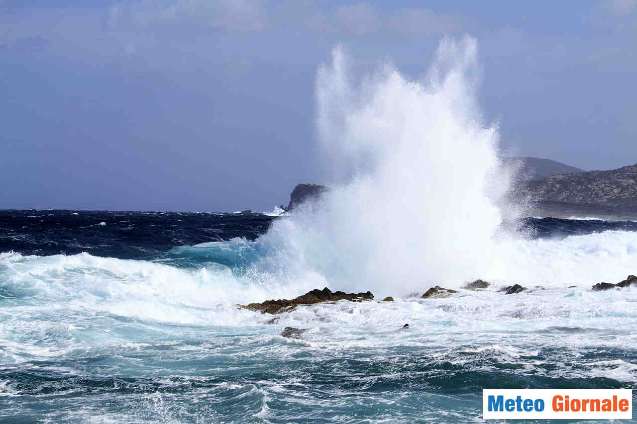 Condizioni proibitive del mare nei prossimi giorni, con rischio mareggiate sulle coste esposte.