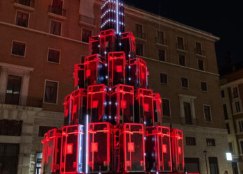 MONDO DELLO SPETTACOLO IN CRISI:A ROMA I LAVORATORI DELLO SPETTACOLO  ACCENDONO L’ALBERO DEI BAULI