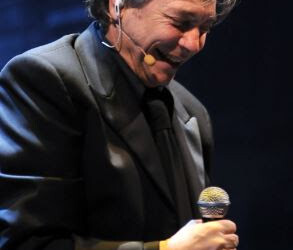 Nino D’Angelo, ‘Il poeta che non sa parlare’ è il nuovo tour 2021-2022