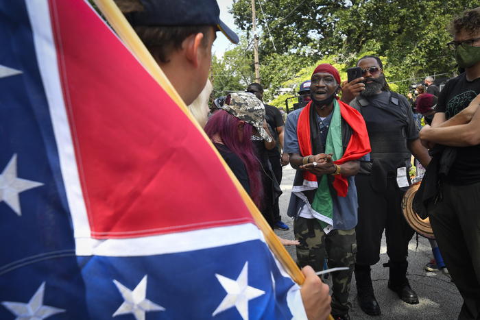 Usa: Cuomo vieta vendita bandiere confederate e svastiche