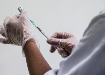 Vaccino, polemiche sull’obbligo rischio sospensione per medici