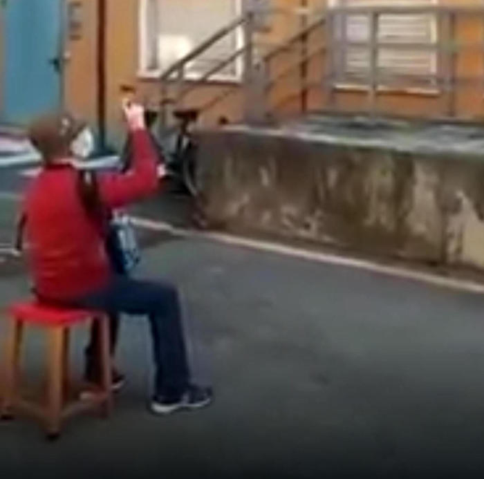 Alpino della serenata ricoverato per Covid, suona in corsia