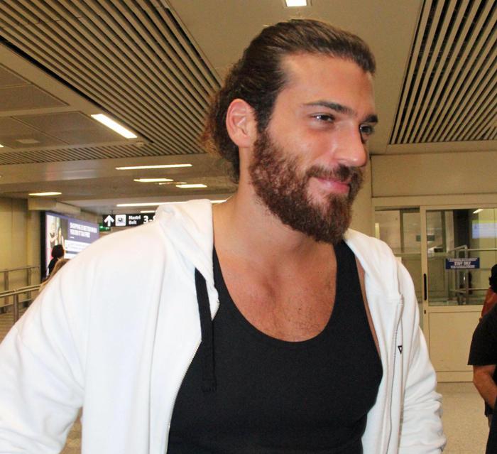 Assembramento a Roma per Can Yaman, multa all’attore
