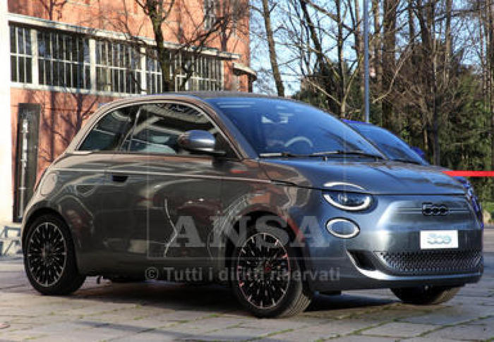 Auto: -27,9% immatricolazioni in Italia nel 2020