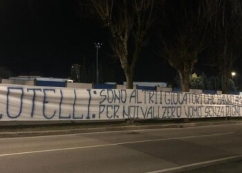 “Balotelli uomo senza dignità”: lo striscione dei tifosi del Brescia