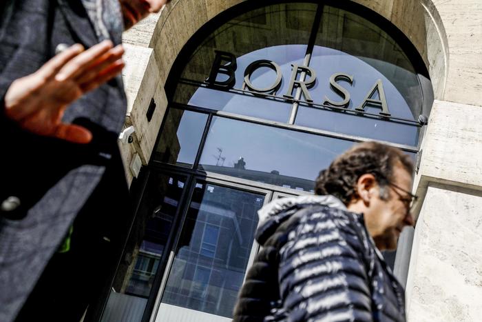 Borsa: meglio Milano, ma resta in rosso (-0,8%)
