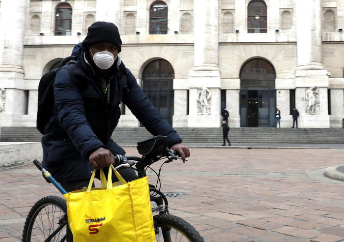 Borsa: Milano apre in forte calo, -1,6%