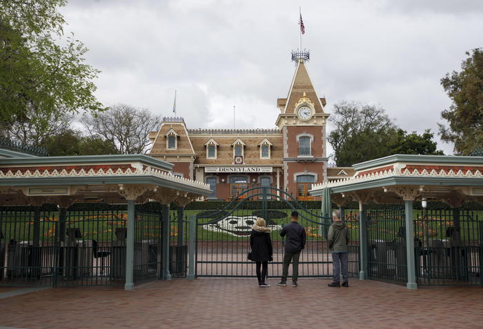 California, Disneyland diventa un maxi-centro vaccinazioni