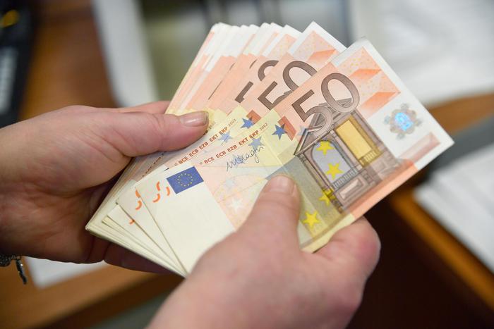 Cambi: euro in lieve calo a 1,2079 dollari