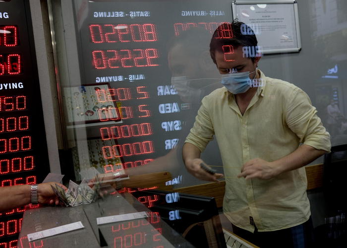 Cambi: euro stabile a 1,2214 dollari