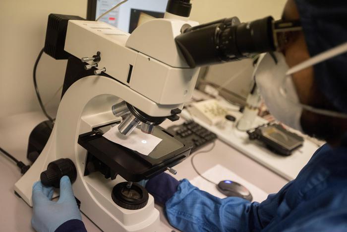 Card. Bassetti, irresponsabile discutere esistenza virus